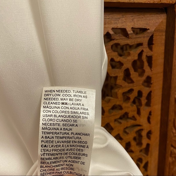 🚺 WHBM white sleeveless v-neck top - Picture 6 of 6